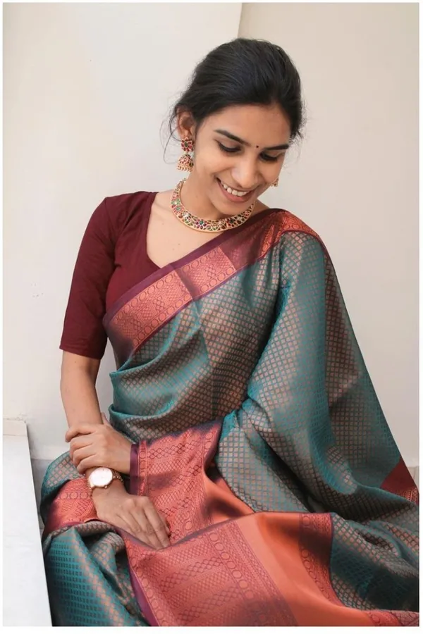 Grey_Riddi_creation_Embellished_Banarasi_Jacquard_Saree_(Grey)